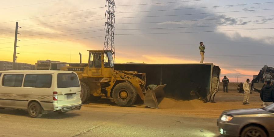 انقلاب ترلة محمّلة بالغلال على طريق الإسماعيلية–القاهرة وإصابة شخصين