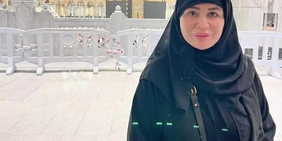ربنا ميقطعليش عادة.. إلهام شاهين تؤدي مناسك العمرة لوالدتها