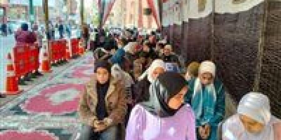 السيدات في صدارة الطوابير.. إقبال بلجنة طارق جميل محروس بأسيوط في الساعات الأولى من فتح باب التصويت في انتخابات مجلس النواب