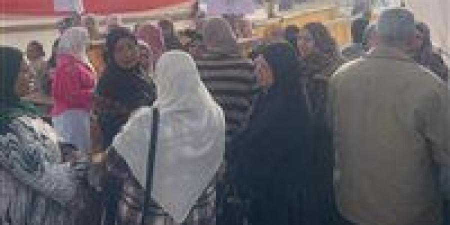 توافد كثيف للناخبين على لجان الاقتراع بمنشأة القناطر بالجيزة للتصويت في انتخابات النواب 2025
