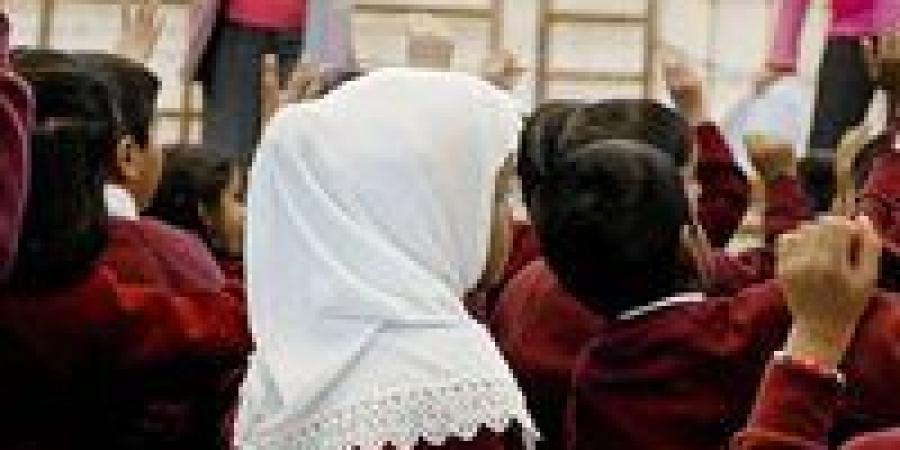 «غرامة مالية لمن يخالف القانون».. البرلمان النمساوي يحظر الحجاب في المدارس للفتيات دون 14 عاماً