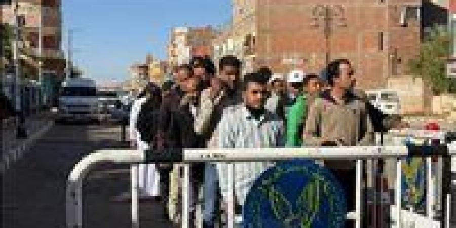 انتظام التصويت في مدرسة الشهيد أحمد المنسي بمركز الداخلة في اليوم الثاني لانتخابات الدوائر الملغاة