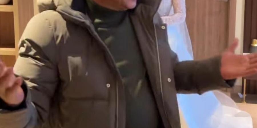 حضنها والدموع في عينه.. لحظة مؤثرة لـ محمد هنيدي مع ابنته في زفافها