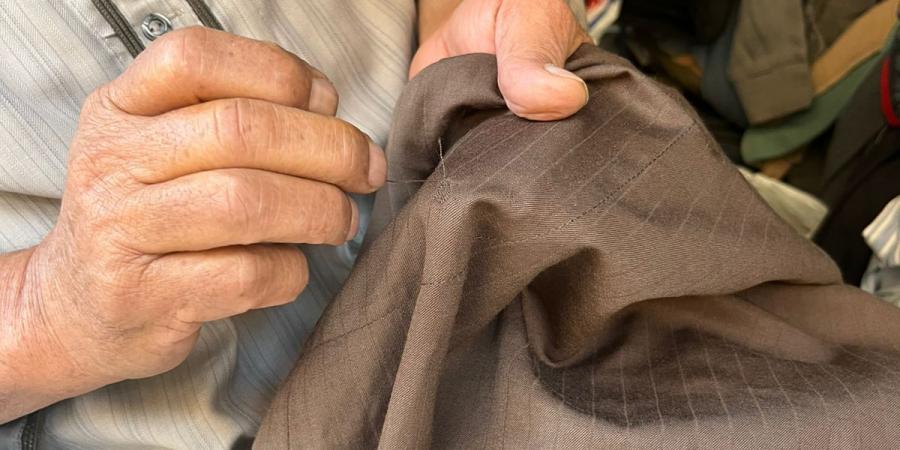 مهندسو الرفة .. حكاية أيادي عم عبد الحميد في إعادة تطريز الملابس القديمة