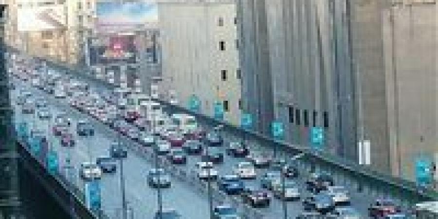 كثافات مرورية أعلى الدائري بالسلام بسبب انقلاب سيارة تريلا