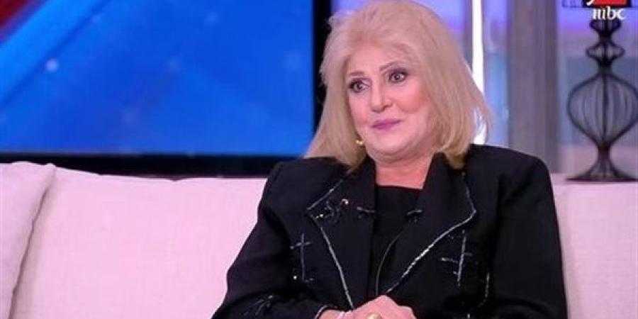 نجل جليلة محمود ينهار بالبكاء: أمي حالتها حرجة ومحدش من الفنانين بيسأل عليها