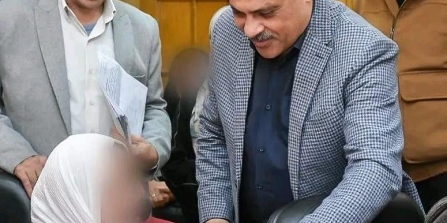 محافظ الشرقية يُسلم ٢٤ عقد عمل لذوي الهمم و٧ عقود وحدات سكنية للأسر الأولى بالرعاية