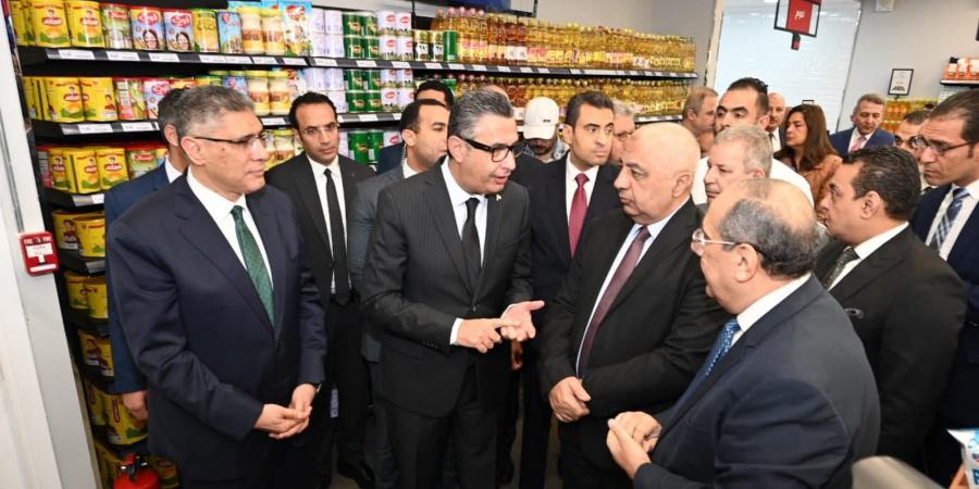بالصور.. وزير التموين ومحافظ الجيزة ورئيس "الإنتاج الإعلامي" يفتتحون الفرع الرابع لـ«كاري أون» بالمدينة