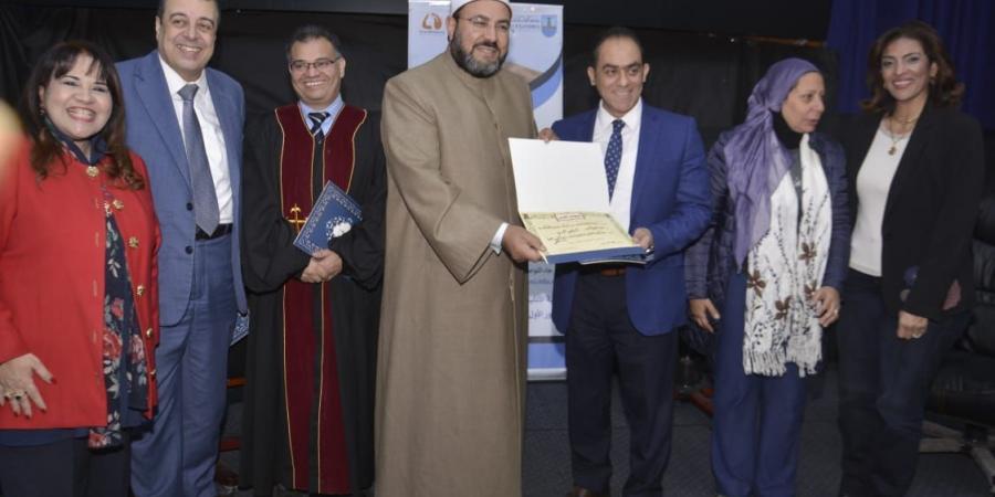 جامعة الإسكندرية تكرم المستشار حسام العادلي