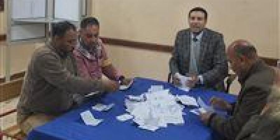 بدء
      فرز
      الأصوات
      داخل
      لجنة
      مدرسة
      الناصرية
      الإعدادية
      المشتركة
      بالزقازيق