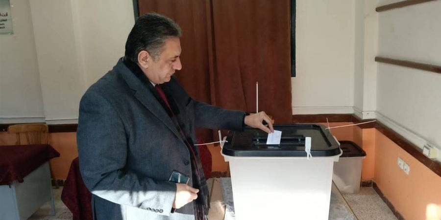 وكيل
      صحة
      كفر
      الشيخ
      يُدلي
      بصوته
      في
      انتخابات
      الإعادة