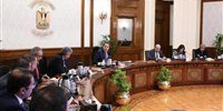 رئيس
      الوزراء
      يجتمع
      بأعضاء
      اللجنة
      الاستشارية
      لتطوير
      السياحة