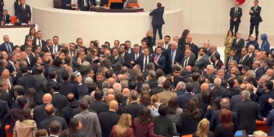 «البرلمان
      تحول
      إلى
      ساحة
      معركة»..
      لكمات
      وعراك
      بالأيدي
      بين
      النواب
      في
      البرلمان
      التركي|صور
