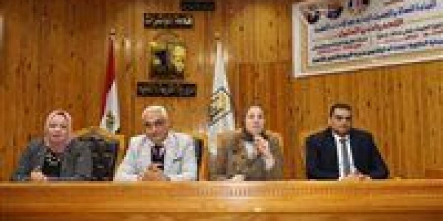 تعليم
      القاهرة:
      متابعة
      ميدانية
      يومية
      وجاهزية
      كاملة
      للجان
      ومنع
      صارم
      للهواتف
      المحمولة