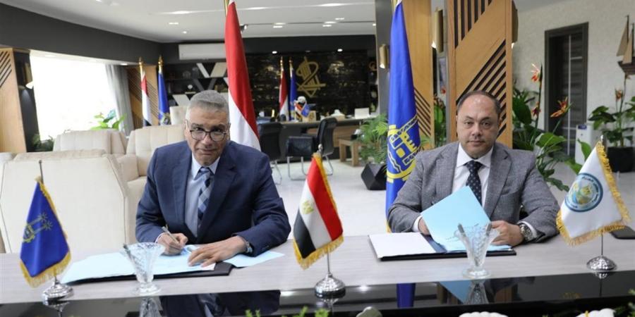 محافظ
      أسوان
      ورئيس
      "تنمية
      الصعيد"
      يوقعان
      بروتوكولات
      تعاون
      لتنفيذ
      مشروعات
      تنموية