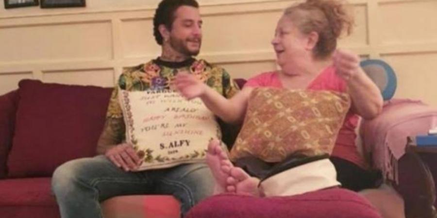 أول
      تعليق
      من
      أحمد
      الفيشاوي
      على
      وفاة
      والدته
      سمية
      الألفي:
      هعيش
      عمري
      حزين
      عليكي