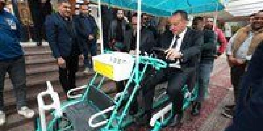 بديل
      آمن
      للتوك
      توك..
      محافظ
      أسيوط
      يتفقد
      نموذجًا
      لمركبة
      نقل
      خفيفة
      صديقة
      للبيئة