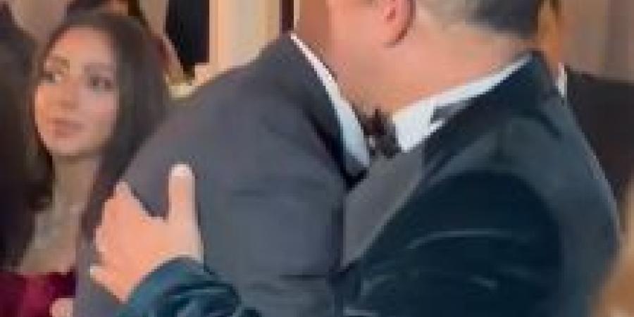 شيكابالا
      يخطف
      الأضواء
      في
      حفل
      زفاف
      محمود
      بنتايج
      وابنة
      أحمد
      سليمان
      (صور)