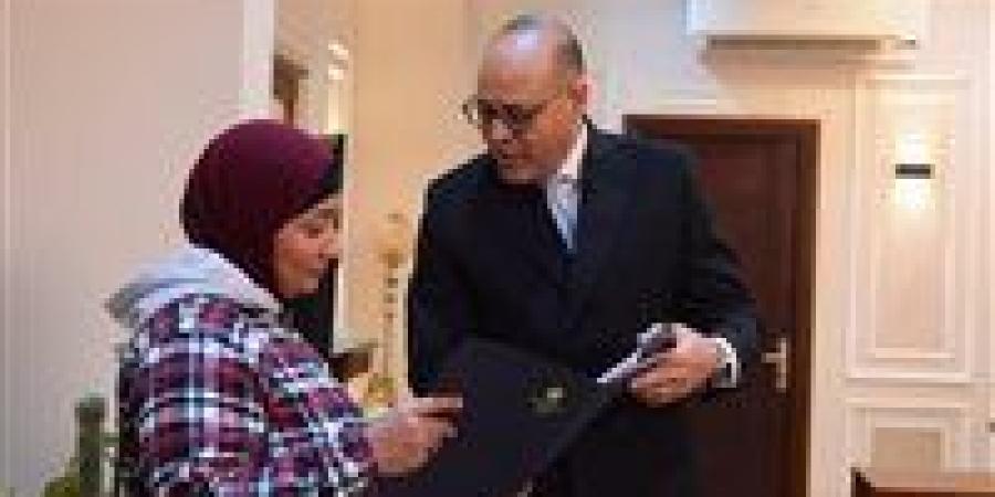 مصر
      مبتتخلش
      عن
      ولادها..
      وزير
      العمل
      يوفّر
      إعانة
      مالية
      لصاحبة
      الفيديو
      المتداول
      بشأن
      التخلي
      عن
      أبنائها