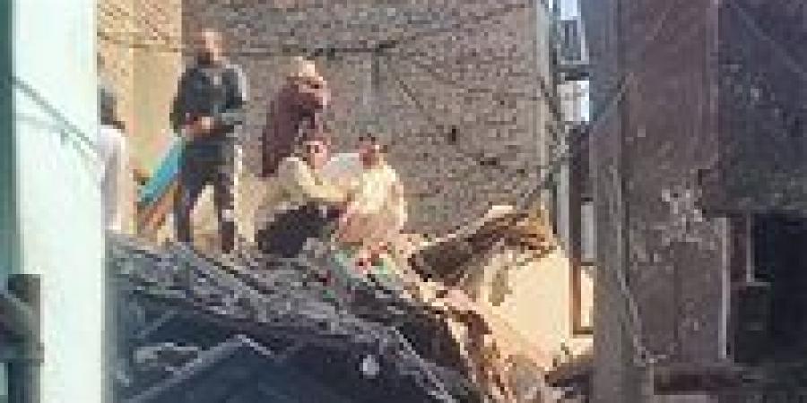 عقار
      إمبابة
      المنهار..
      البحث
      عن
      أسرة
      مفقودة
      وإخلاء
      المنازل
      المجاورة