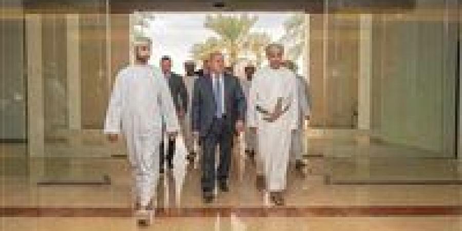 وزير
      الصناعة
      والنقل
      يزور
      ميناء
      صحار
      والمنطقة
      الحرة
      للتعرف
      على
      القدرات
      التصنيعية
      بالمنطقة