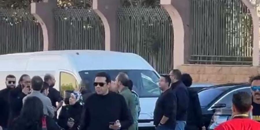 حمزة
      العيلي
      وأحمد
      داش
      وهنادي
      مهنا
      وزوجها..
      أبرز
      الحاضرين
      في
      جنازة
      الماكير
      محمد
      عبد
      الحميد