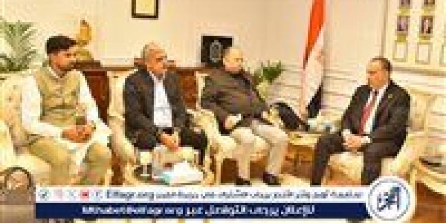 محافظ
      أسيوط
      يستقبل
      وفد
      إحدى
      الشركات
      الهندية
      لبحث
      توطين
      تكنولوجيا
      حديثة
      وعالية
      الكفاءة
      في
      رصف
      الطرق