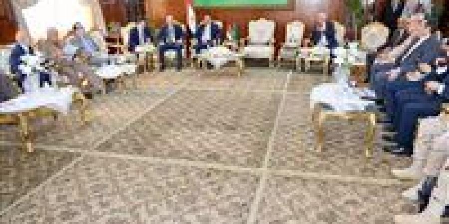 محافظ
      المنوفية
      يقدم
      التهنئة
      لقيادات
      جامعة
      المنوفية
      بمناسبة
      عيدها
      القومي