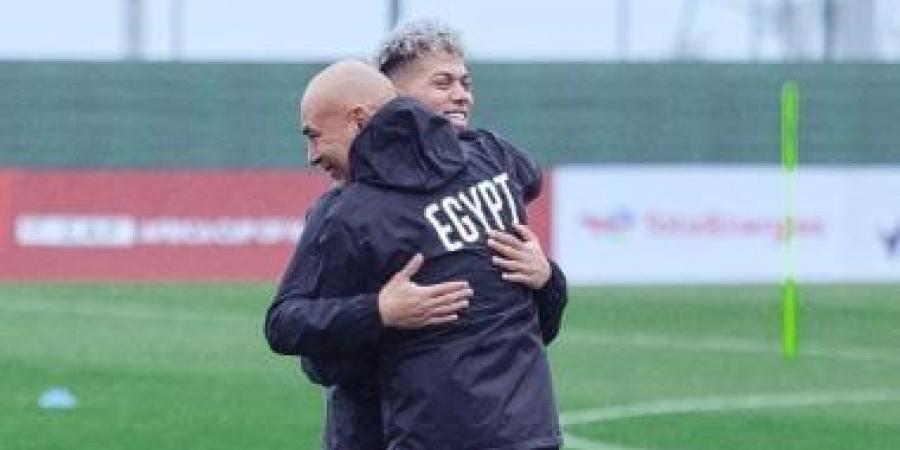 بالأحضان والضحك.. حسام حسن ينهى الجدل حول إمام عاشور في مران الفراعنة