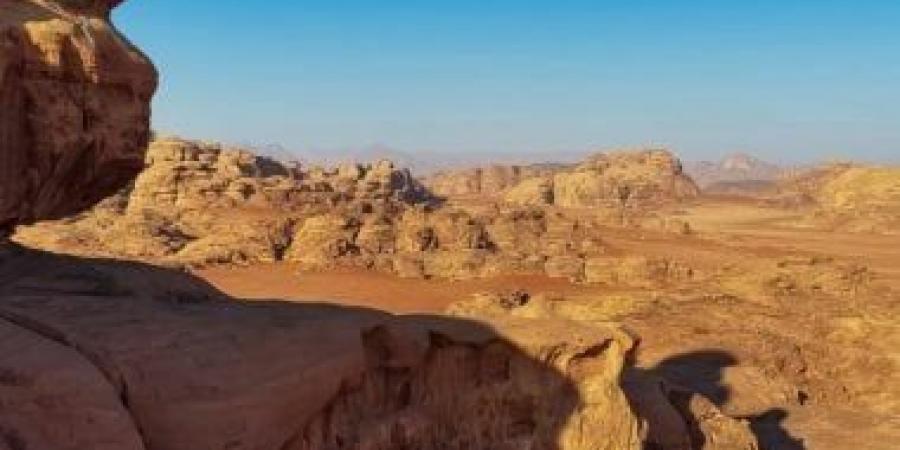 مطلات تبوك الصحراوية تمنح السياحة الشتوية بالسعودية بُعدًا من الجمال