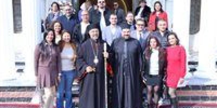 البطريرك
      الأنبا
      إبراهيم
      إسحق
      يستقبل
      المهنئين
      بعيد
      الميلاد
      المجيد
      من
      مختلف
      الأطياف