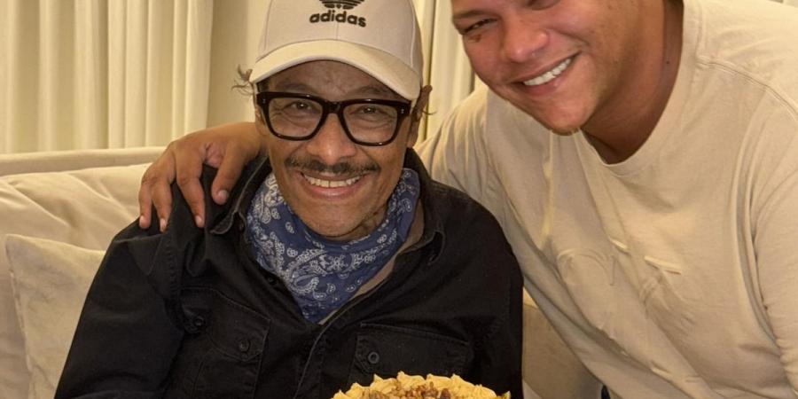 كنت
      حاسس
      أنها
      أخر
      صورة..
      أحمد
      عبد
      الحميد
      ينعي
      والده
      الماكيير
      الشهير