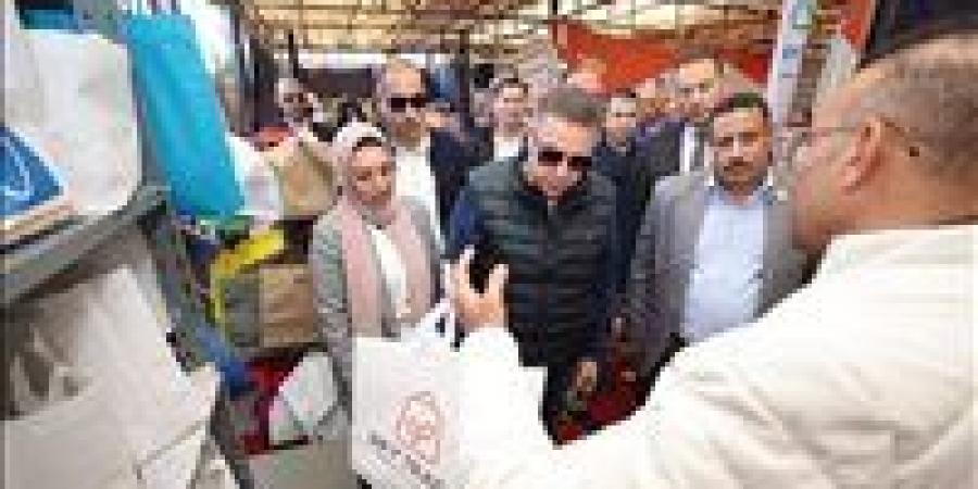 محافظ
      البحر
      الأحمر
      يطلق
      معرض
      "الأكياس
      الصديقة
      للبيئة"
      ويوجه
      بتوفيرها
      بأسعار
      مناسبة
      للمواطنين