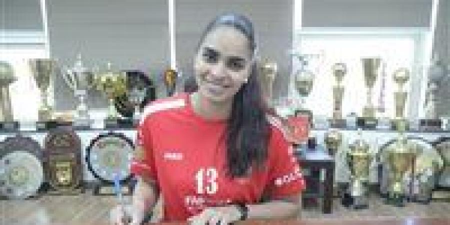 آيات
      ياسين
      لاعبة
      كرة
      الطائرة
      سيدات:
      سعيدة
      بعودتي
      لبيتي..
      واللعب
      بقميص
      الأهلي
      مسئولية
      كبيرة