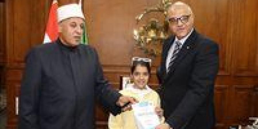 محافظ
      القليوبية
      يستقبل
      الطالبة
      الفلسطينية
      "ريتاج"
      لإنهاء
      إجراءات
      التحاقها
      بالمعاهد
      الازهريه
      بالقليوبية