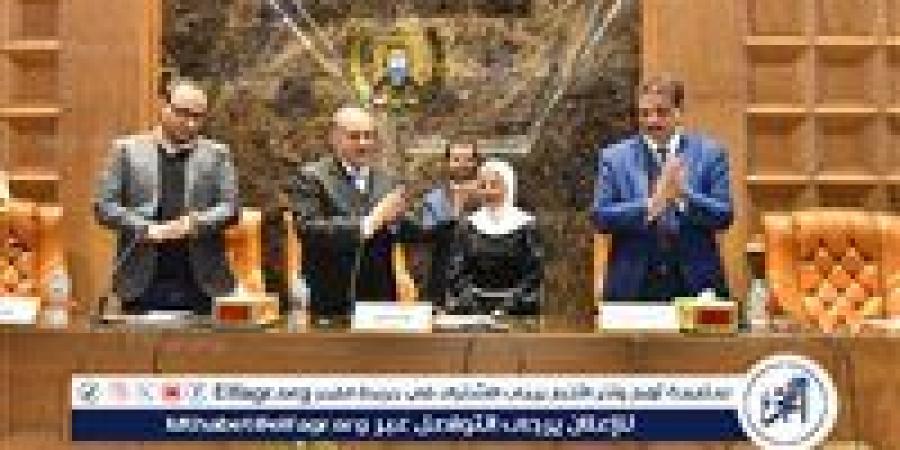 محافظ
      أسيوط
      يكرم
      طالبين
      لتفوقهما
      في
      مسابقات
      الابتكار
      والتكنولوجيا
      محليًا
      ودوليًا