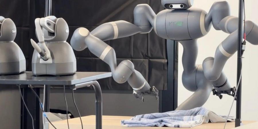 روبوت بشرى يتعلم طى المناشف ذاتيا عبر الملاحظة الحركية