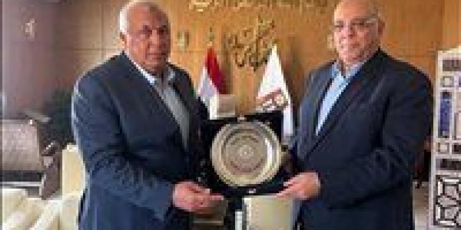 محافظ
      الوادى
      الجديد
      يبحث
      تعزيز
      التنمية
      الزراعية
      والمشروعات
      مع
      رئيس
      مركز
      بحوث
      الصحراء