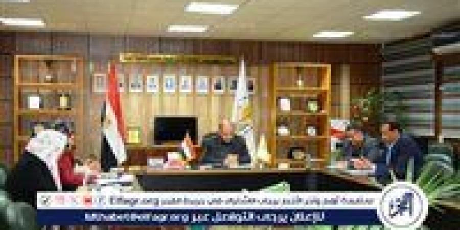 نائب
      رئيس
      جامعة
      أسيوط
      يترأس
      اجتماع
      مركز
      الدراسات
      والبحوث
      النفسية
      بالجامعة