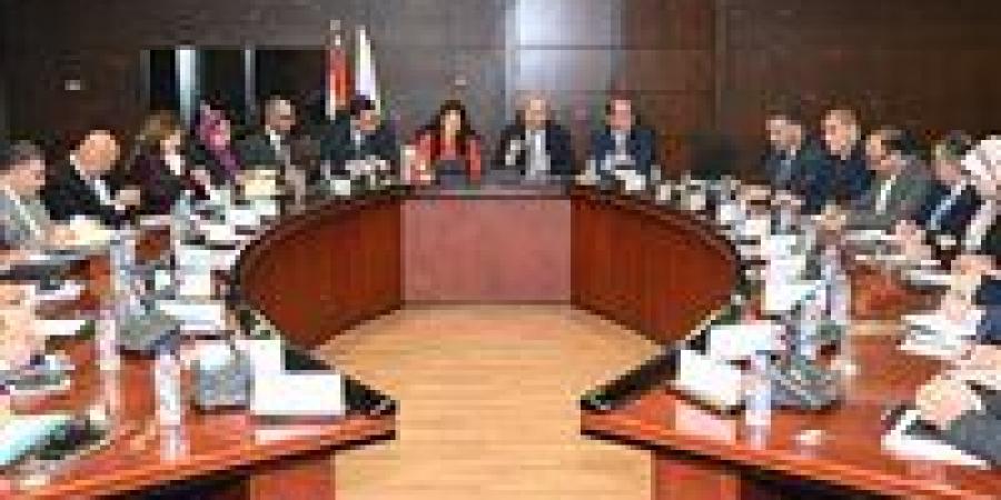 وزراء
      الصناعة
      والتخطيط
      والإسكان
      والمالية
      يبحثون
      تعزيز
      منظومة
      مرافق
      المناطق
      الصناعية
      في
      المحافظات