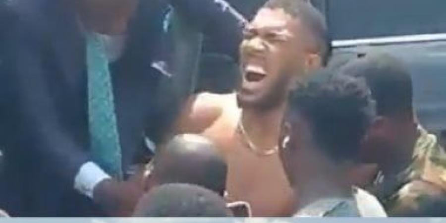 الملاكم أنتونى جوشوا ينجو من حادث سير مروع بنيجيريا يسفر عن مصرع شخصين