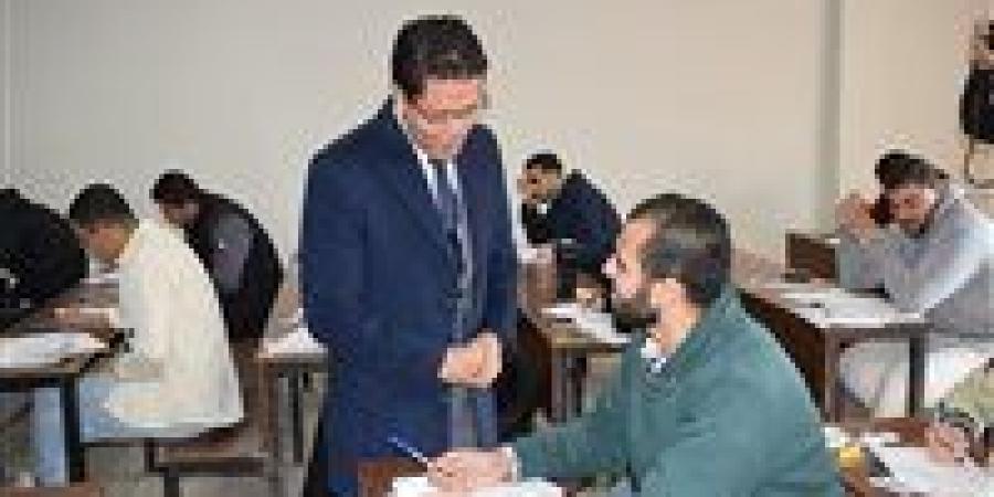 رئيس جامعة بنها يتفقد سير الامتحانات بكلية الهندسة بشبرا