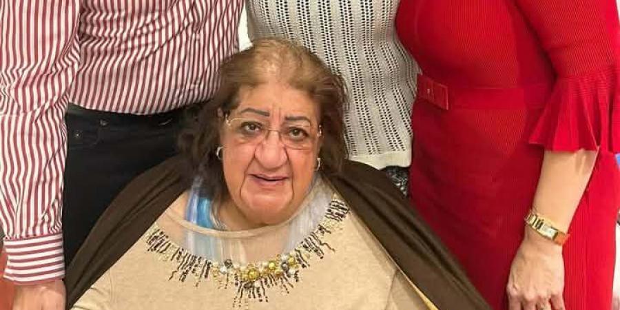 هعيش من بعدك إزاي؟.. رسالة مؤثرة من هاني رمزي لوالدته بعد وفاتها