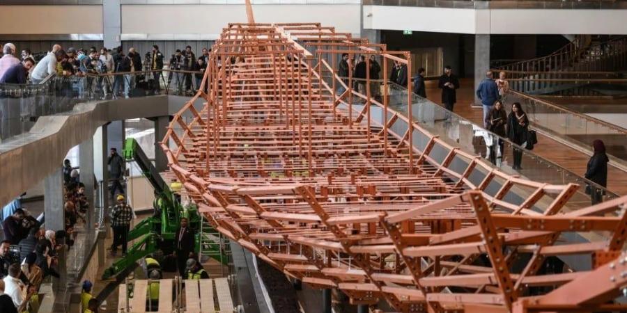 صحيفة فرنسية تبرز إعادة تركيب مركب الملك خوفو فى المتحف المصرى الكبير