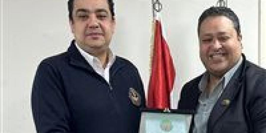 نقيب العلميين بالدقهلية يتفقد أوضاع أعضاء النقابة بمستشفى المنصورة التخصصي ويشيد بدورهم المحوري في المنظومة الطبية