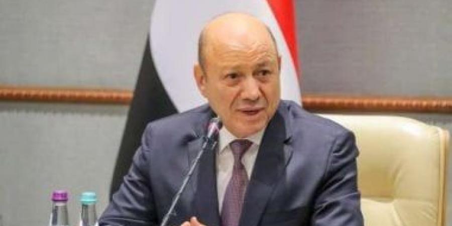 رئيس مجلس القيادة اليمنى يعلن حالة الطوارئ 90 يوما وفرض الحظر على كافة الموانئ والمنافذ