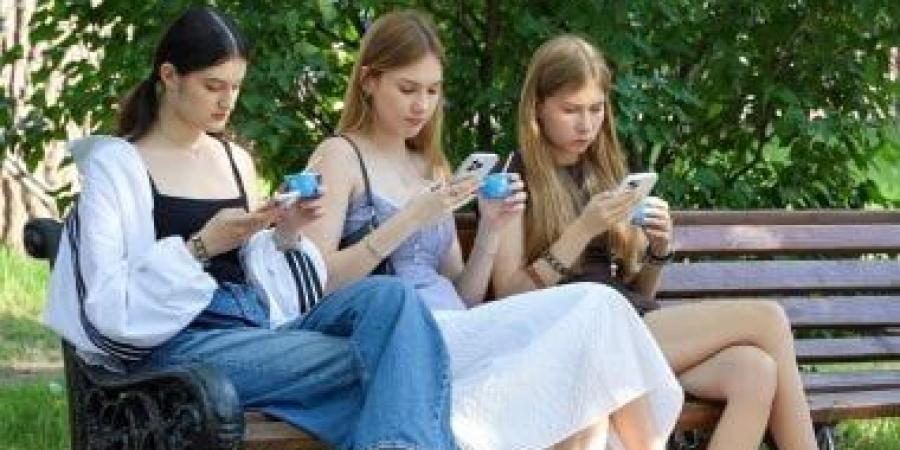 دراسة تحذر: الهواتف الذكية قبل 13 عامًا تهدد صحة الأطفال النفسية والجسدية