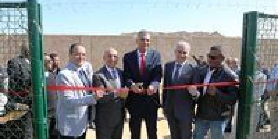 محافظ أسوان يفتتح ملعب الأكاديمية العربية ويدعم الرياضة للشباب