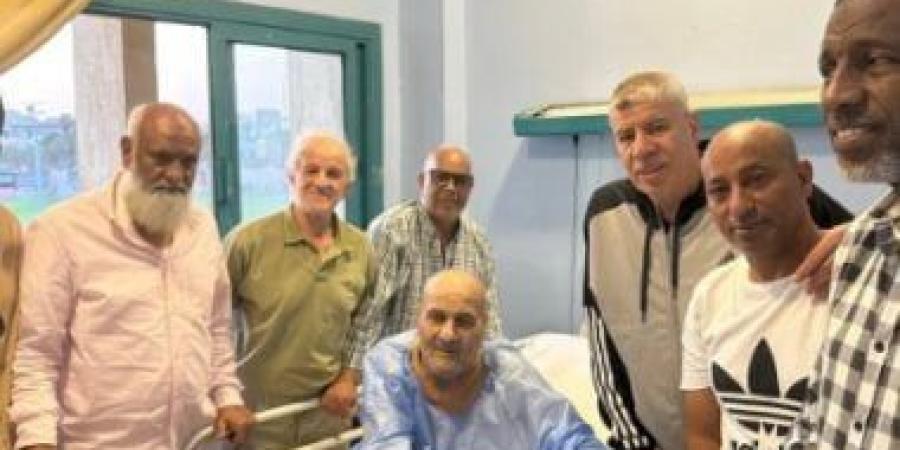 نجوم الأهلي يحضرون عزاء الراحل حمدى جمعة