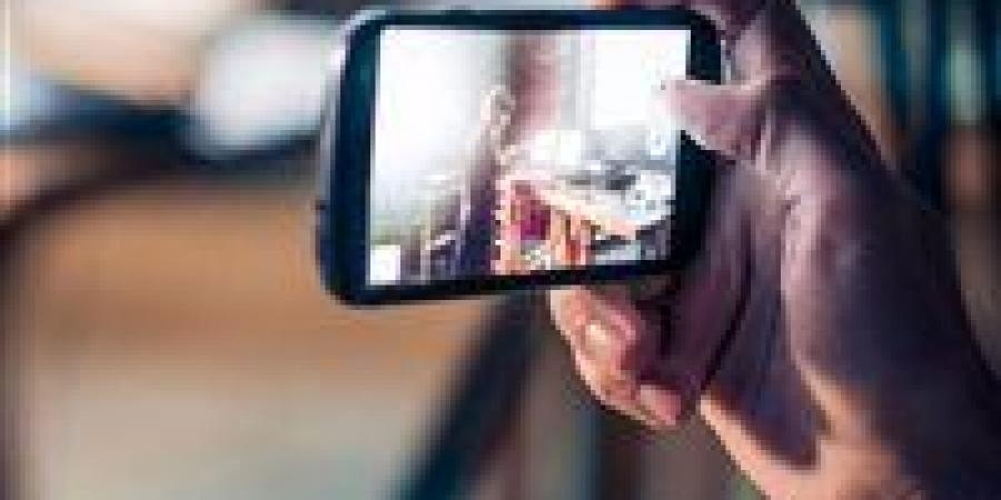 القبض على عامل بتهمة تصوير فيديو مخل لزميله داخل مزرعة بالواحات